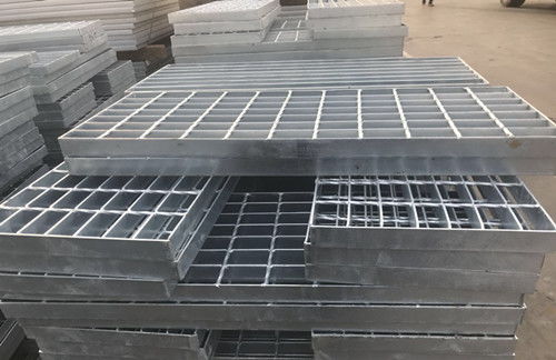 钢格板与盘梯踏步板 工业建筑中的安全实用之选